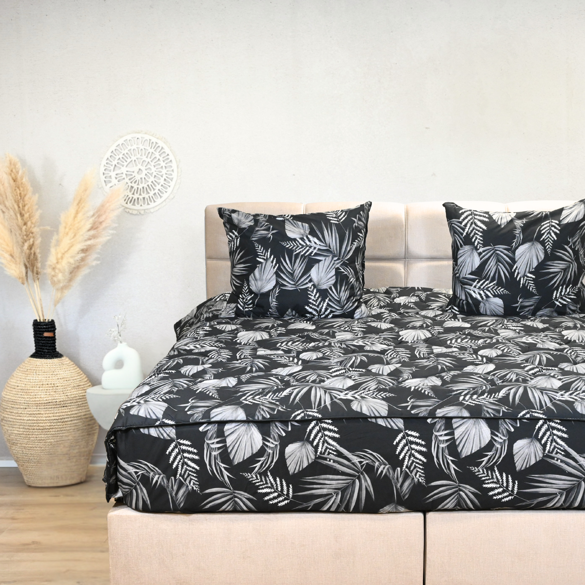 Thehappybed bestseller bundel - Taupe + Black Leaves met instopstrook – Set van 2 - Incl. kussenslopen (60x70 cm) - Dekbedden voor het hele jaar
