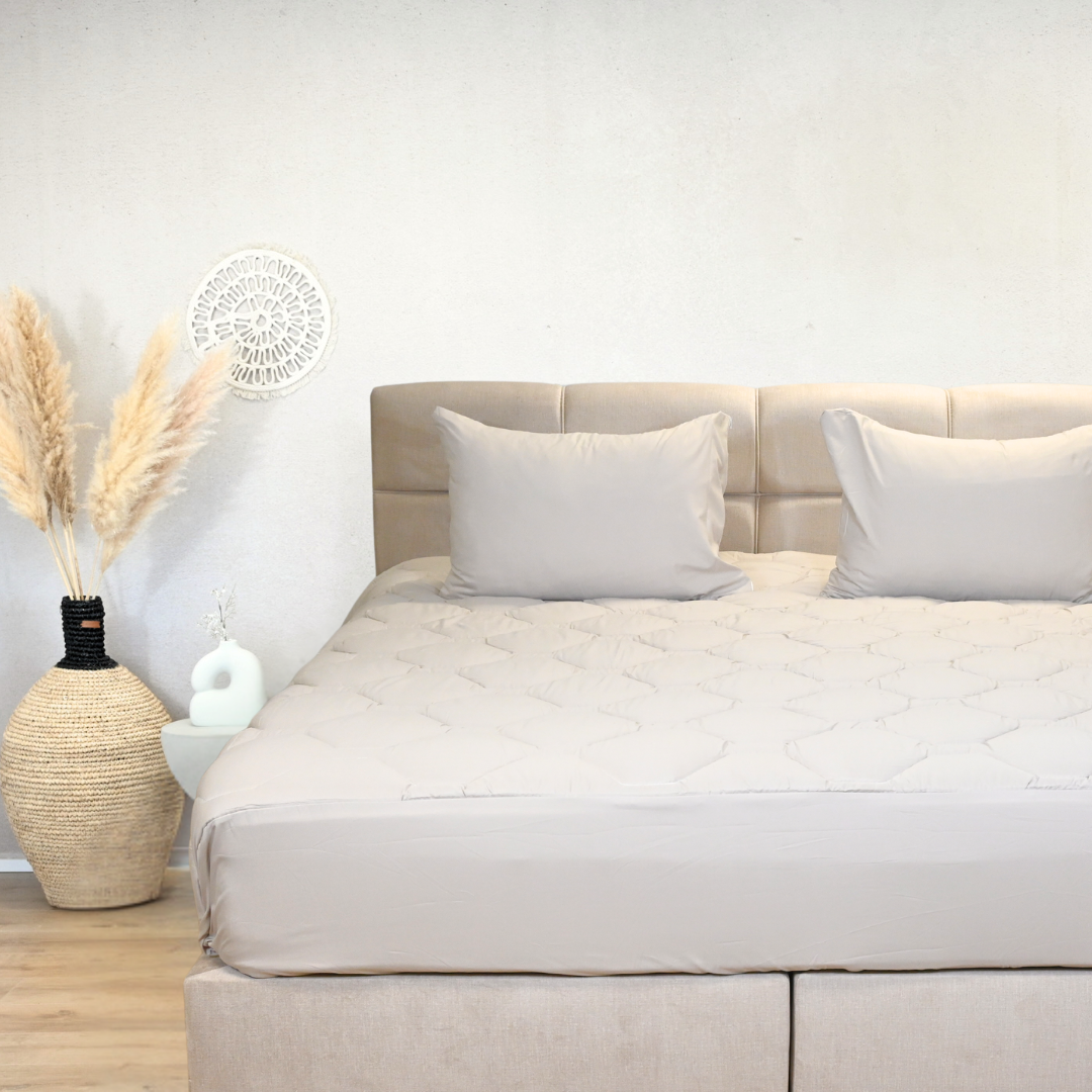 Thehappybed bestseller bundel - Taupe + Black Leaves met instopstrook – Set van 2 - Incl. kussenslopen (60x70 cm) - Dekbedden voor het hele jaar