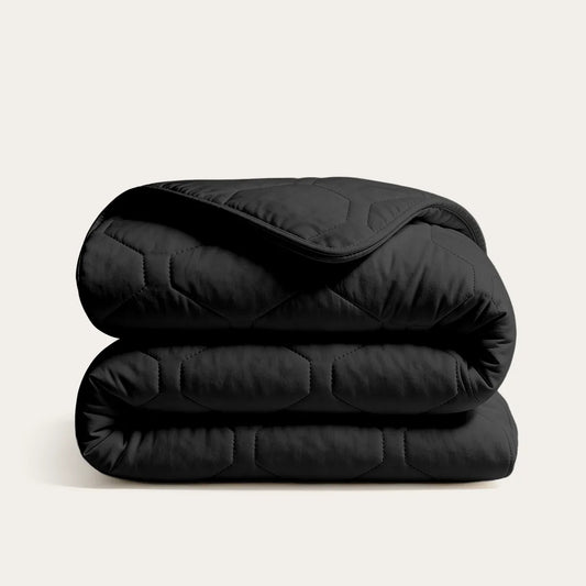 Thehappybed Black dekbed voor het hele jaar in elegante zwarte kleur, ademend en hypoallergeen