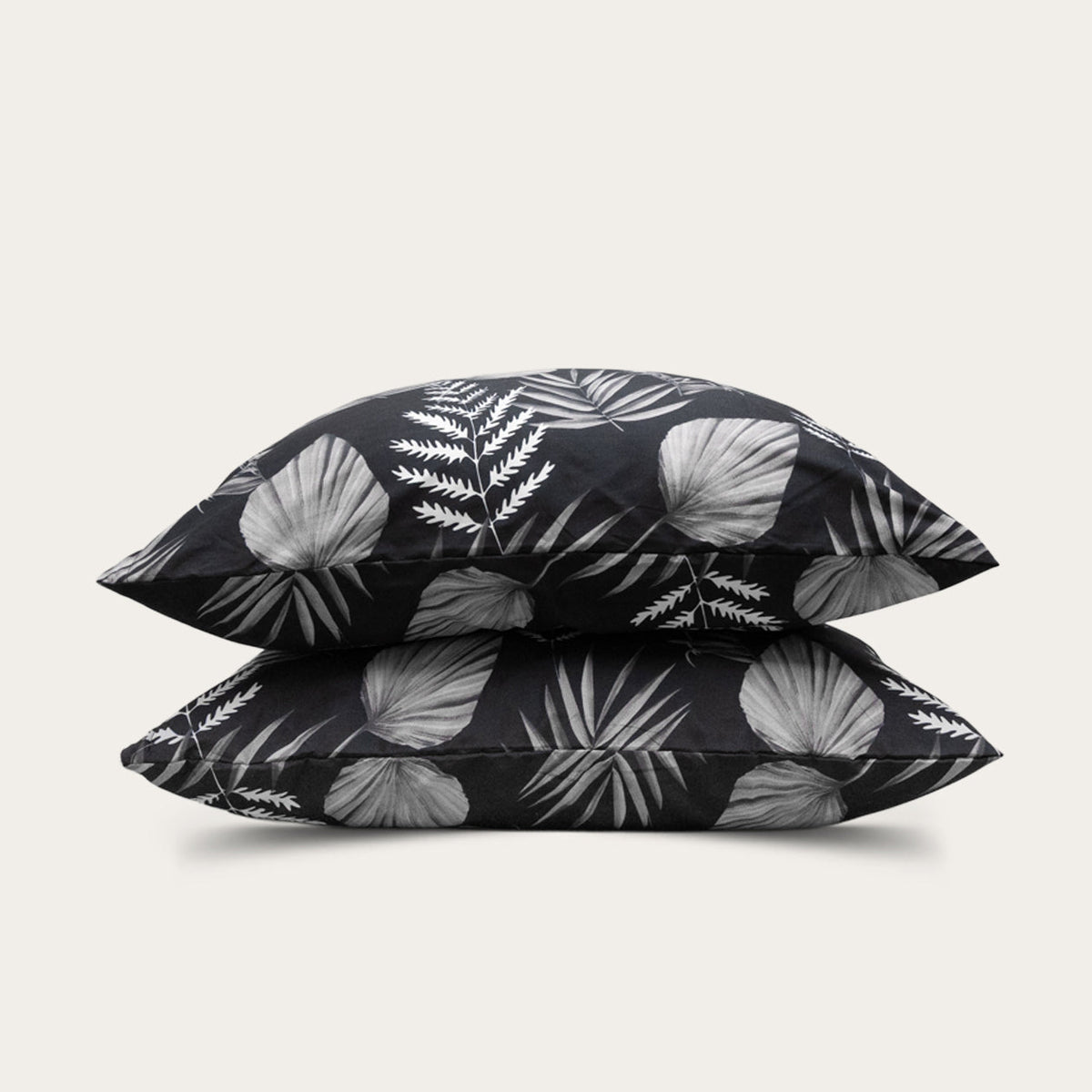 Thehappybed Black Leaves microvezel kussenslopen set met zwart grijs bladmotief en ritssluiting voor luxe comfort