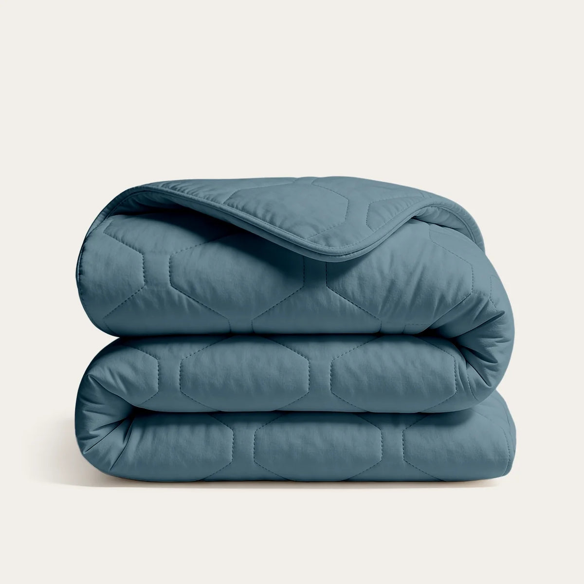 Thehappybed Bluestone dekbed in zachte blauwtint, ademend en hypoallergeen, geschikt voor elk seizoen