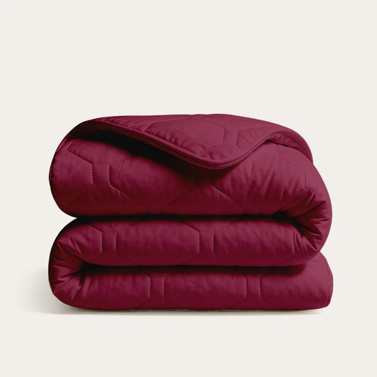 Thehappybed Crimson Plum dekbed voor het hele jaar in diepe roodpaarse kleur, zacht en ademend