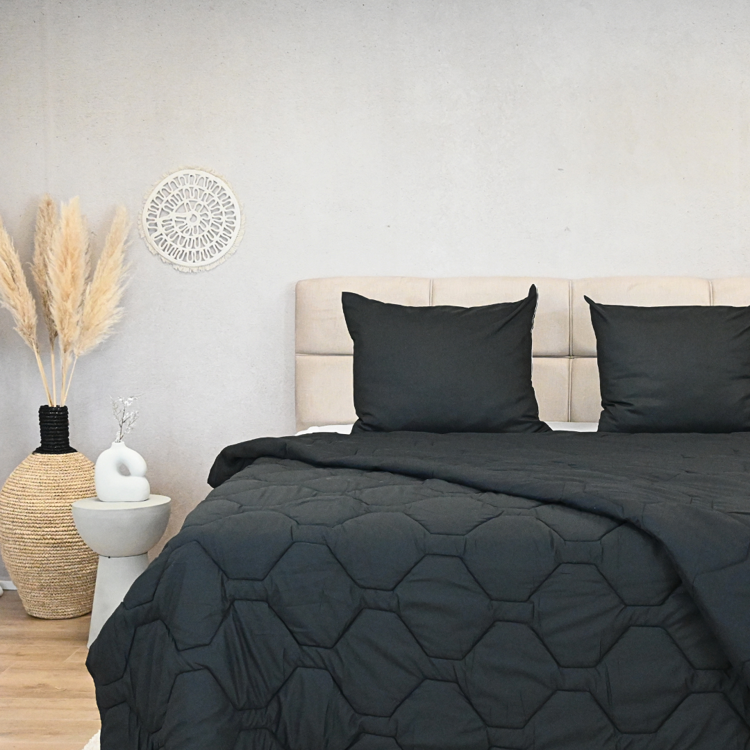 Thehappybed Black adjustable duvet, luxurious four-season bedding on modern bed setup.