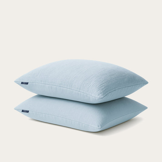Set van 2 Thehappybed Mousseline kussenslopen in lichtblauw met zachte, lichte microvezel en praktische hotelsluiting voor luxe comfort en stijl.