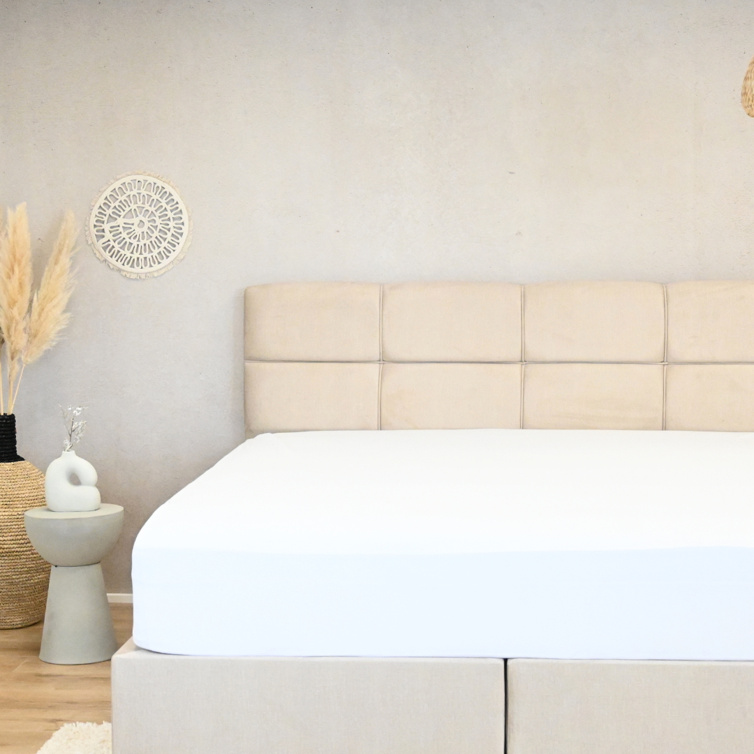 Thehappybed Molton Hoeslaken V2 - White fitted sheet on a bed in a modern bedroom setting.