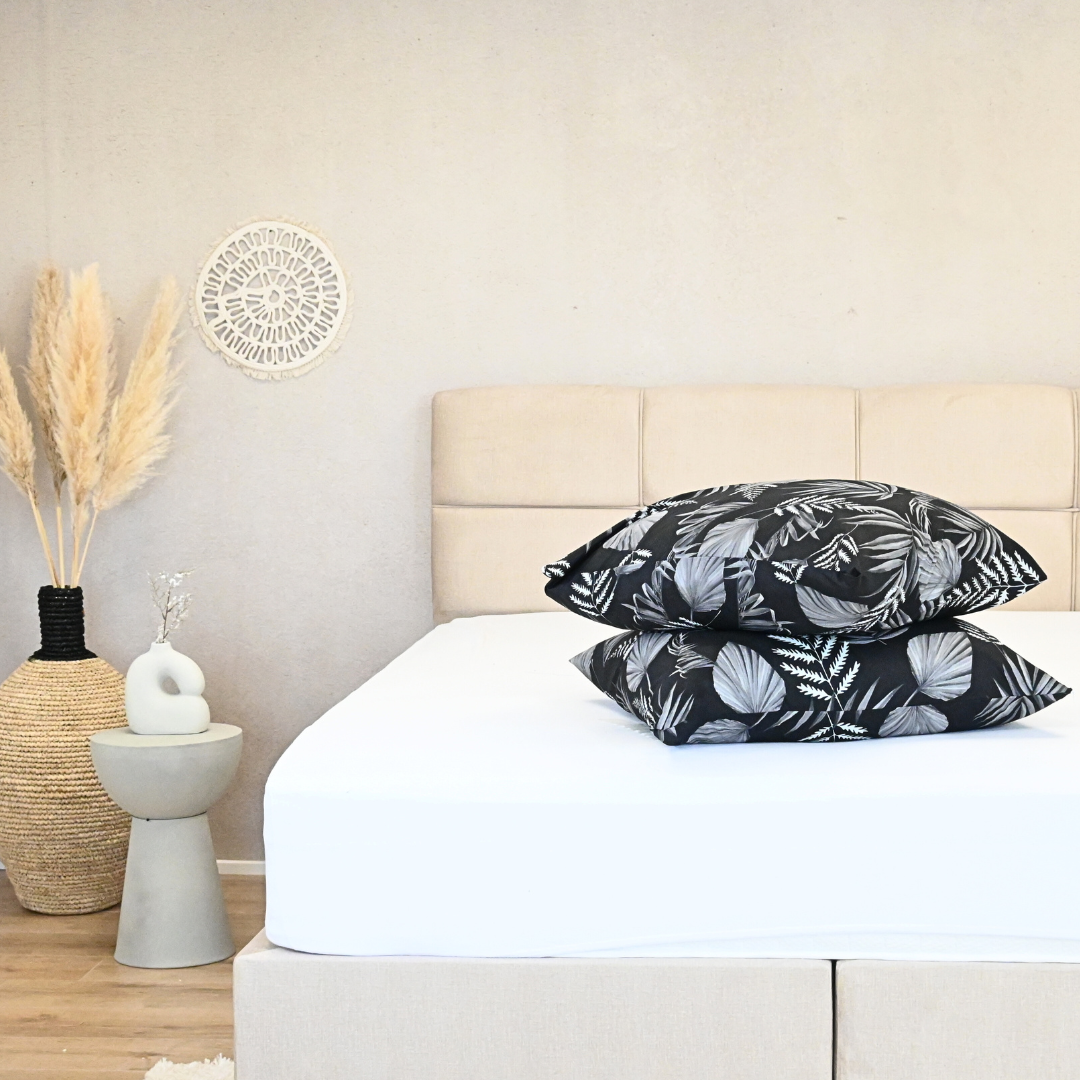 Thehappybed bestseller bundel - Taupe + Black Leaves met instopstrook – Set van 2 - Incl. kussenslopen (60x70 cm) - Dekbedden voor het hele jaar