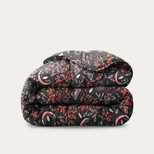 Thehappybed Twilight Ruby dekbed met nachtblauwe en rode accenten, geschikt voor het hele jaar