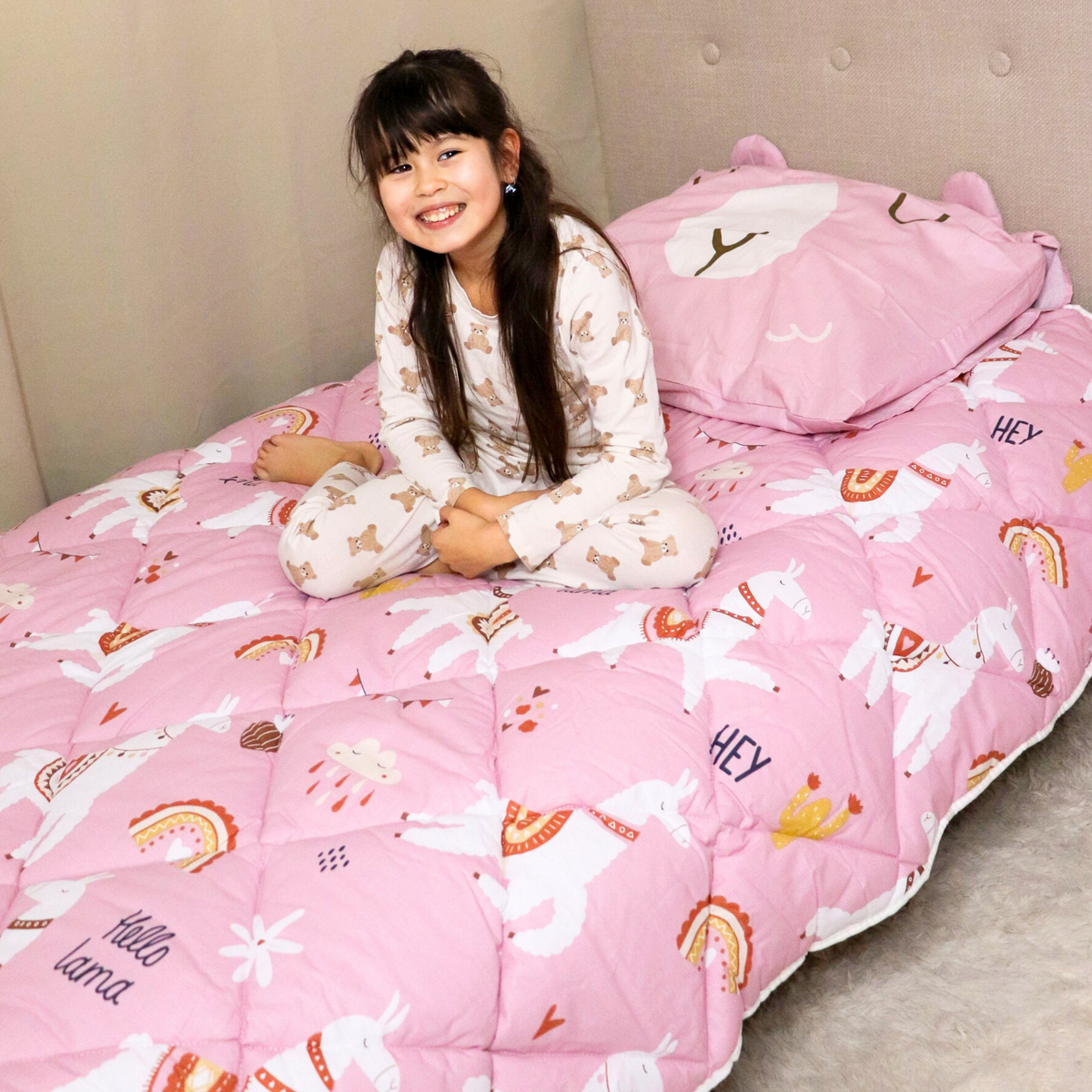 Thehappybed Kids - Lizzy Lama pink duvet cover, 100% cotton, featuring adorable illustrations suitable for all-year comfort.