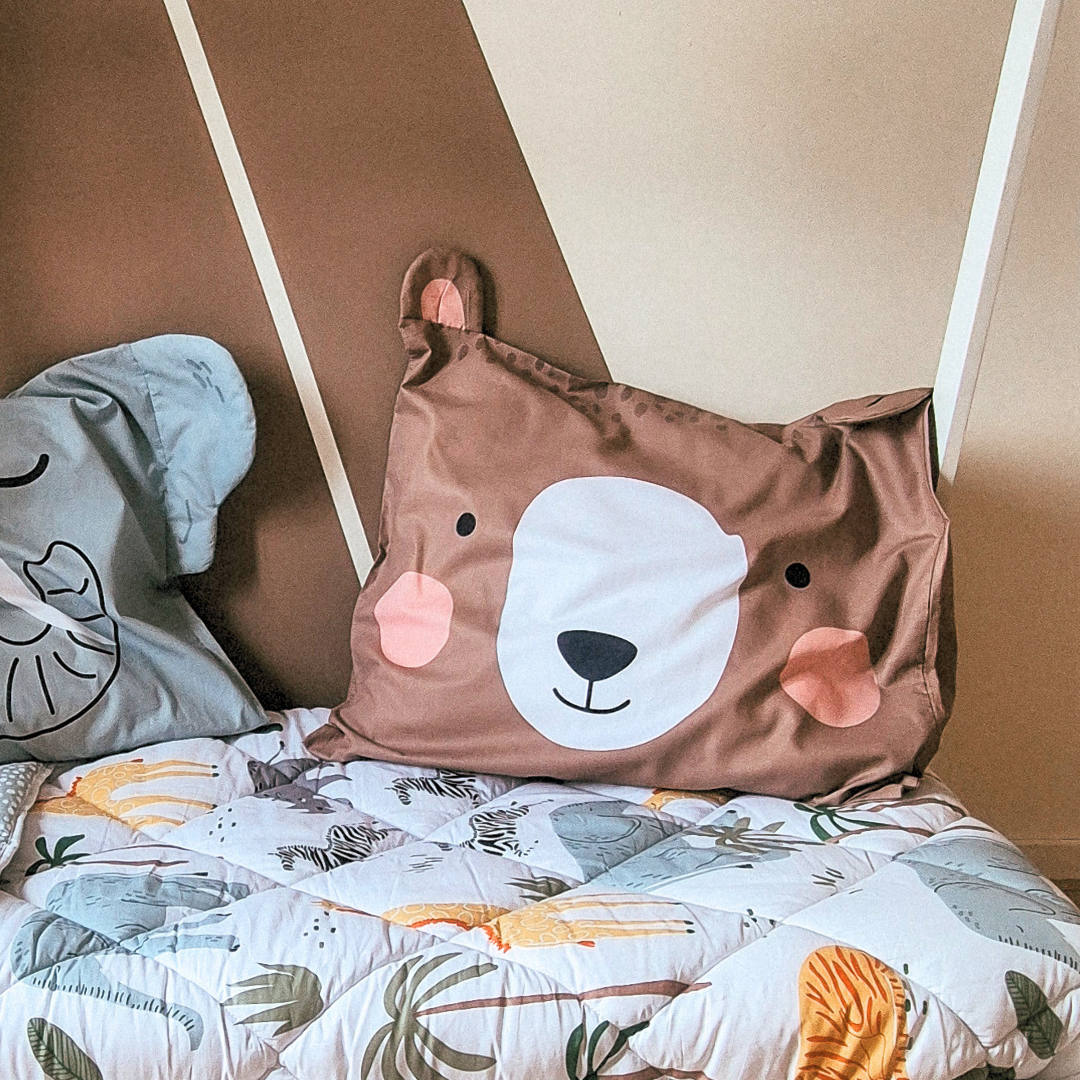 Thehappybed Kids Bobby Bear pillowcase 60x70cm, 100% cotton, in a child's bedroom setting.