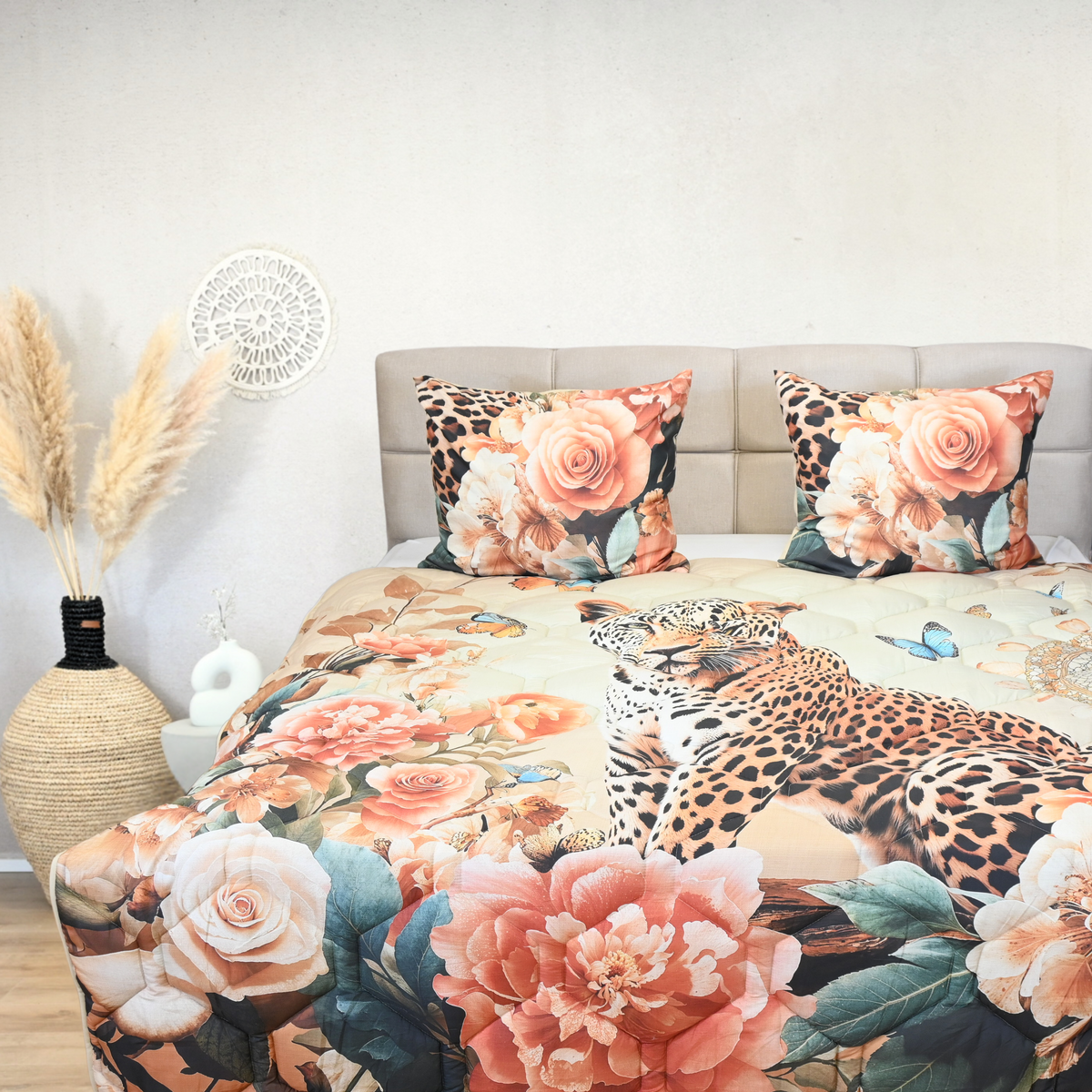 Thehappybed Leopard Bliss all-season duvet with floral and leopard design.