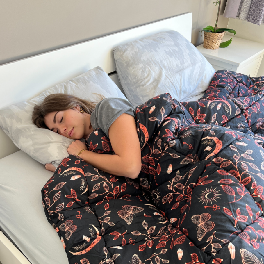 Comfortable Thehappybed Twilight Ruby duvet, ideal for year-round use.